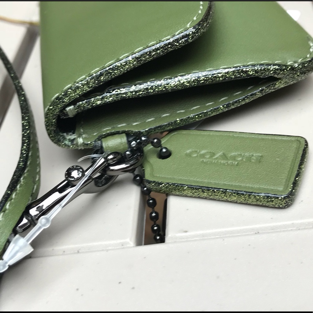 ⛔️SOLD⛔️Authentic Coach Glitter leather /Wristlet - Picture 6 of 8